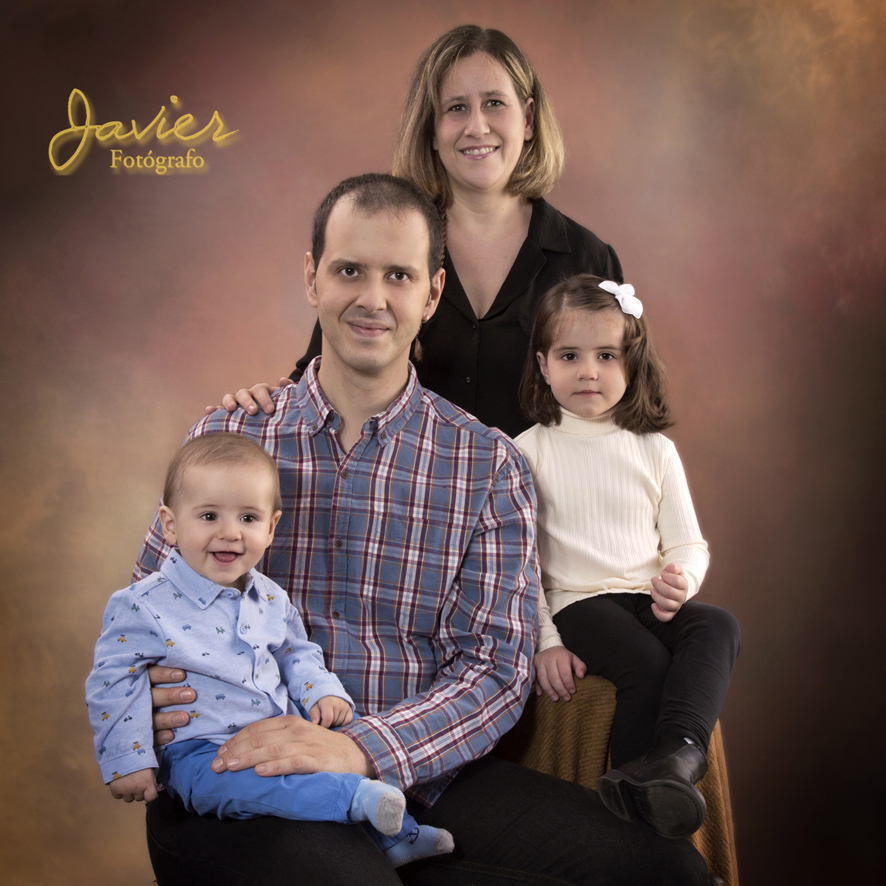 foto familia de cuatro a color