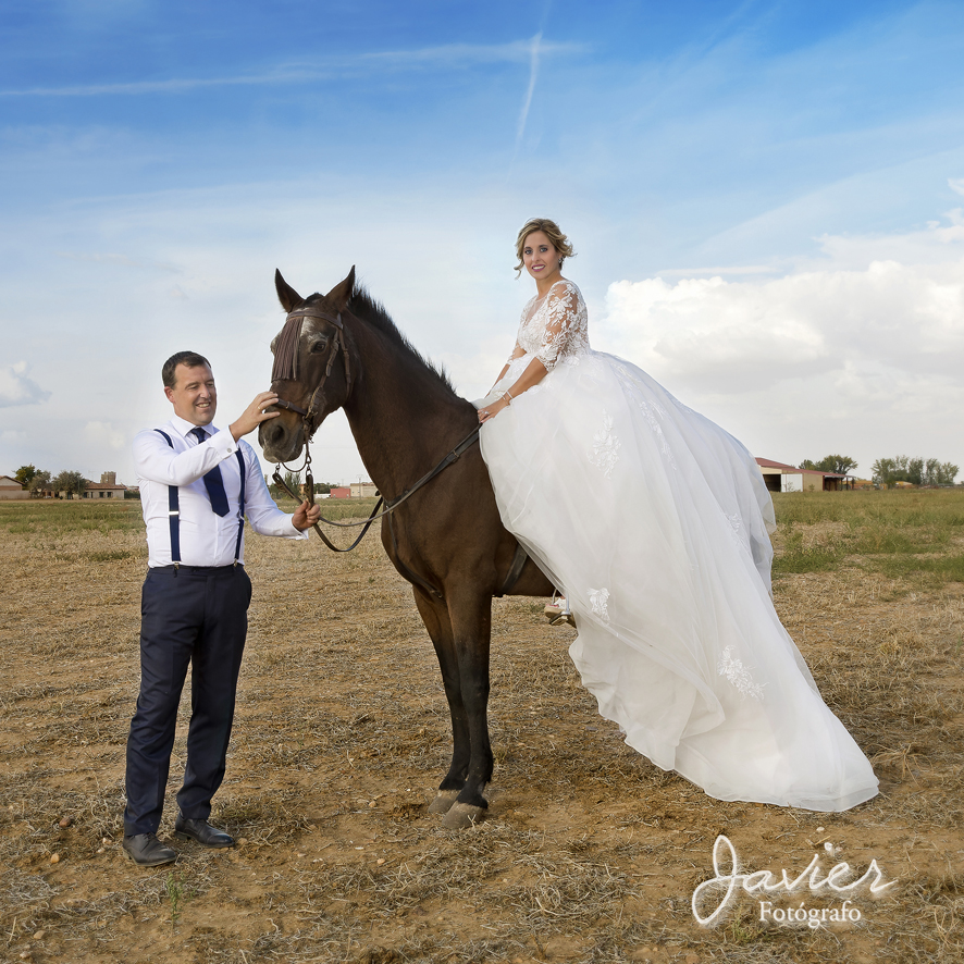 foto novios con novia a caballo
