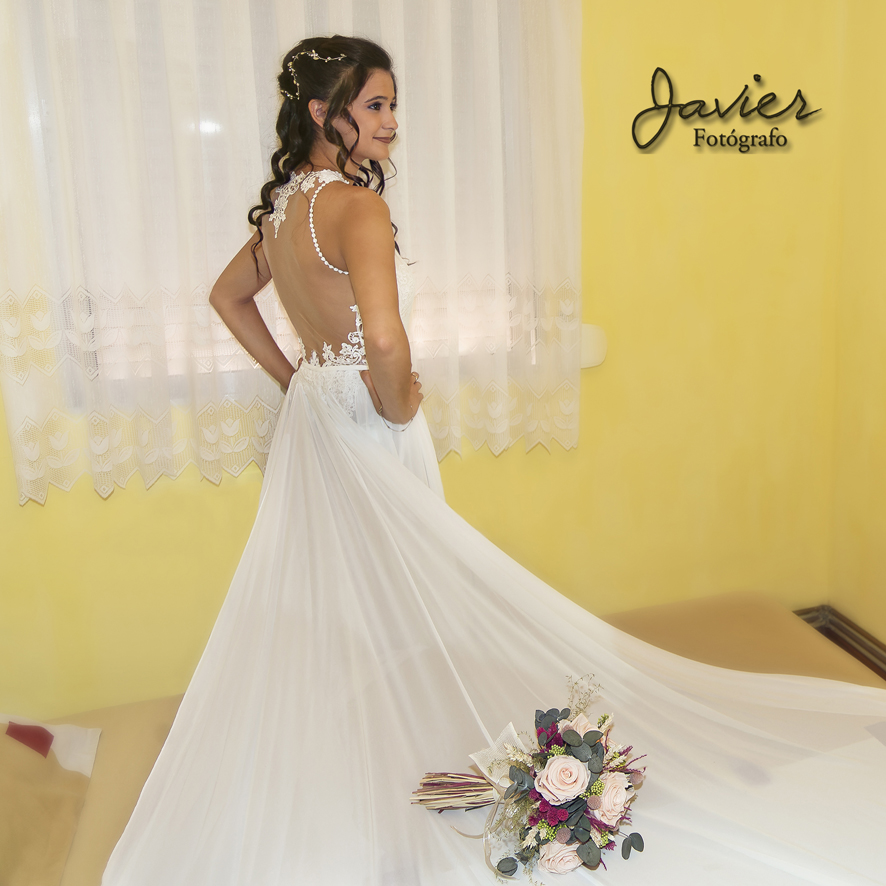 foto novia con ramo en la cola del vestido