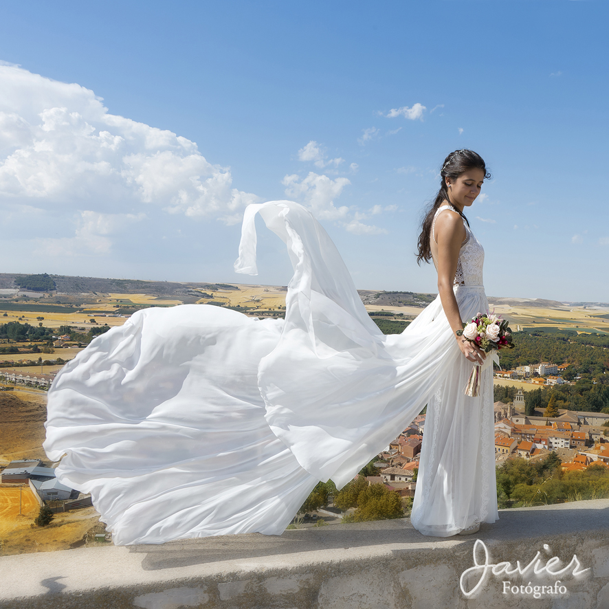 foto novia con cola de vestido al viento