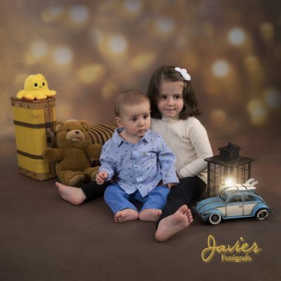 Fotografía de dos hermanos en un estudio fotográfico