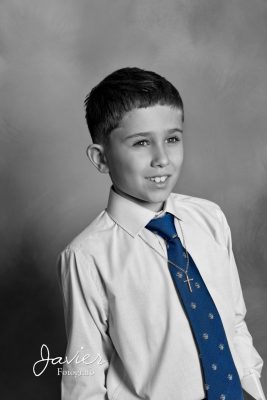 Retrato de niño de Comunión en estudio en Valladolid con expresión natural