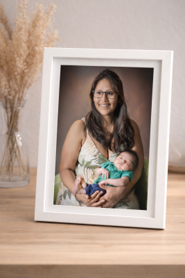 madre con bebé en fotografía impresa como regalo del Día de la Madre en Valladolid