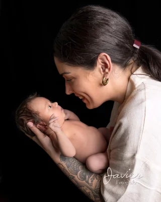 madre con bebé en sesión fotográfica emocional en Valladolid para el Día de la Madre