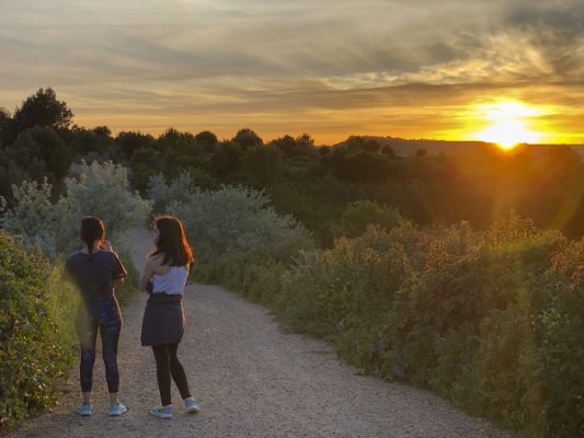 Personas contemplando la puesta de sol desde el Cerro de las Contiendas, uno de los lugares recomendados para observar el eclipse solar del 12 de agosto de 2026 en Valladolid.
