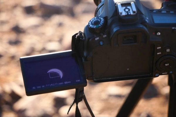 Cámara fotográfica preparada para capturar imágenes de un eclipse solar.