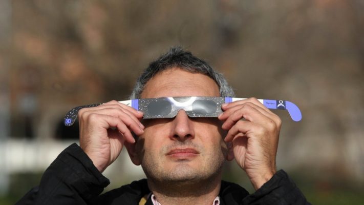 Persona utilizando gafas homologadas para observar un eclipse solar de forma segura.