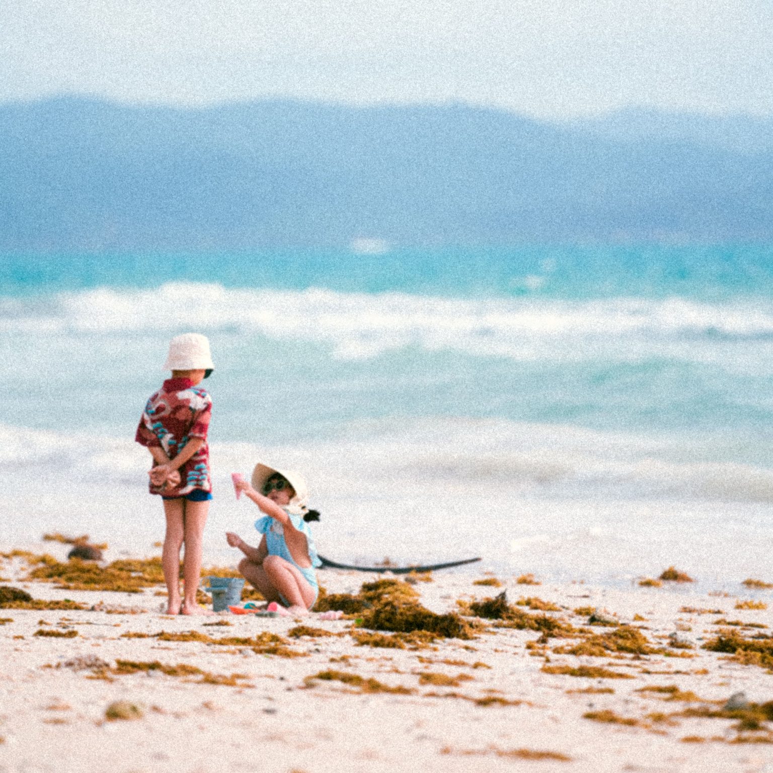 Niños jugando en la playa durante unas vacaciones de verano