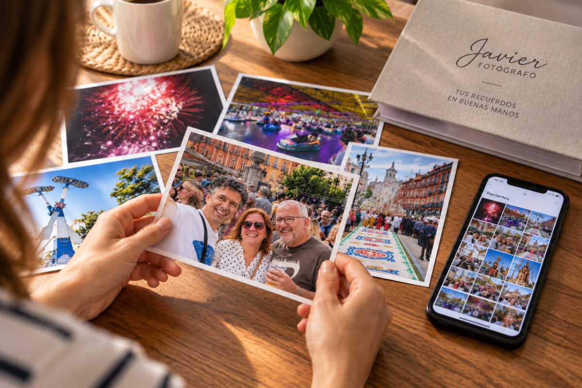 Fotografías impresas de las fiestas de Valladolid junto a un móvil con la galería de fotos