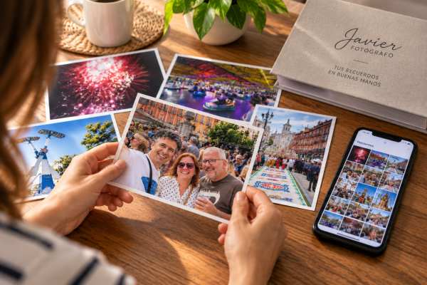 Fotografías impresas de las fiestas de Valladolid junto a un móvil con la galería de fotos