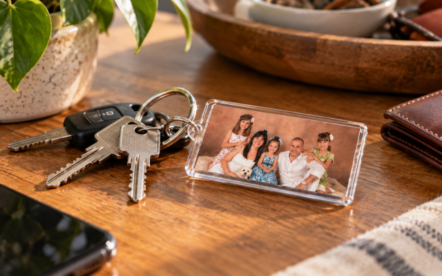 Llavero personalizado con una fotografía familiar junto a las llaves de casa y del coche.