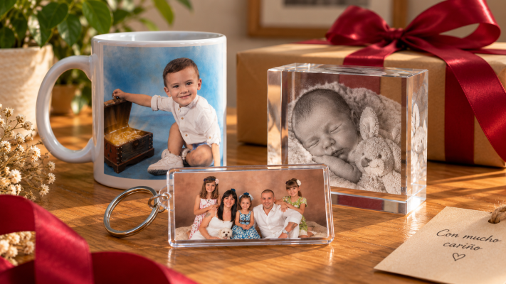 Regalos personalizados con fotografías: taza con foto infantil, cristal grabado con imagen de bebé y llavero con fotografía familiar.